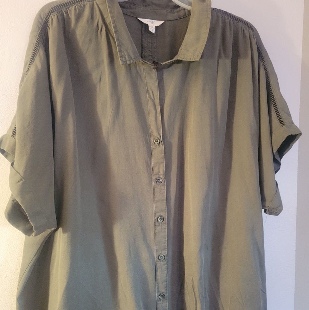 Plus Size Button-Up blouse - Picture 8 of 9